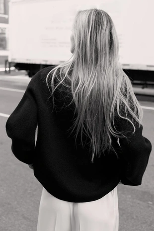 Однотонный трикотажный свитер с V-образным вырезом- Заказать в России