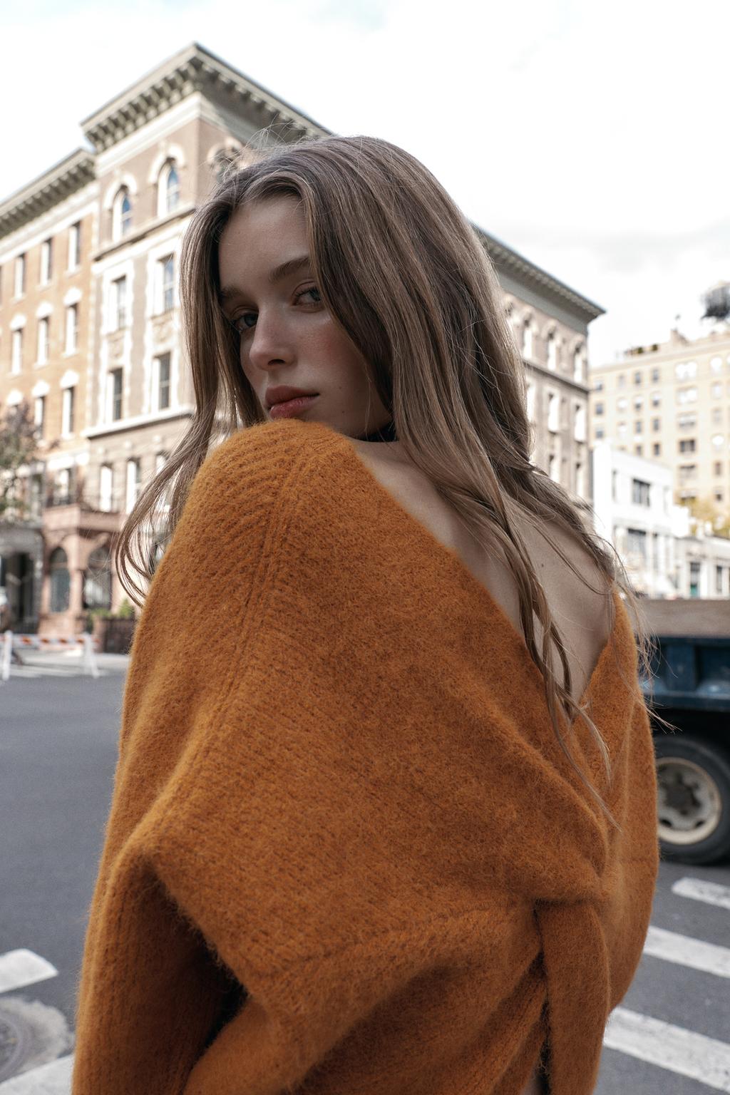 ВЯЗАНЫЙ ДЖЕМПЕР С УЗЛОМ НА СПИНЕ