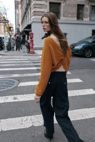 Вязаный джемпер с узлом на спине- Заказать в России