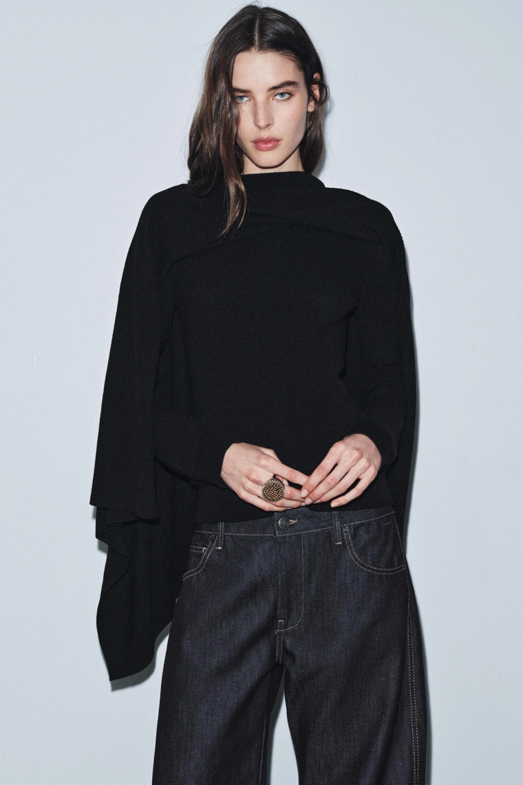 Вязанный свитер с накидкой