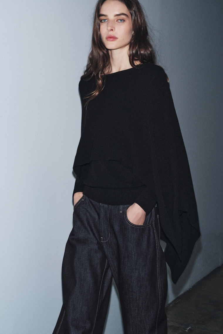 Вязанный свитер с накидкой