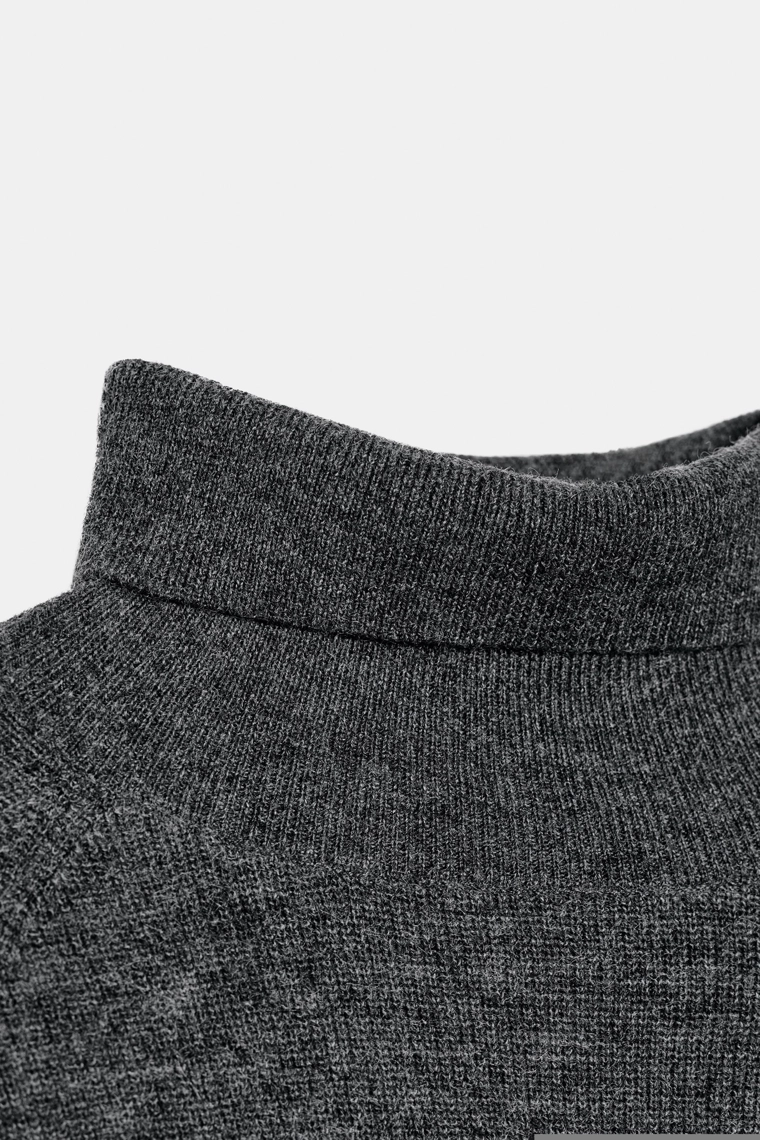 Водолазка с втачными плечами и широкими рукавами