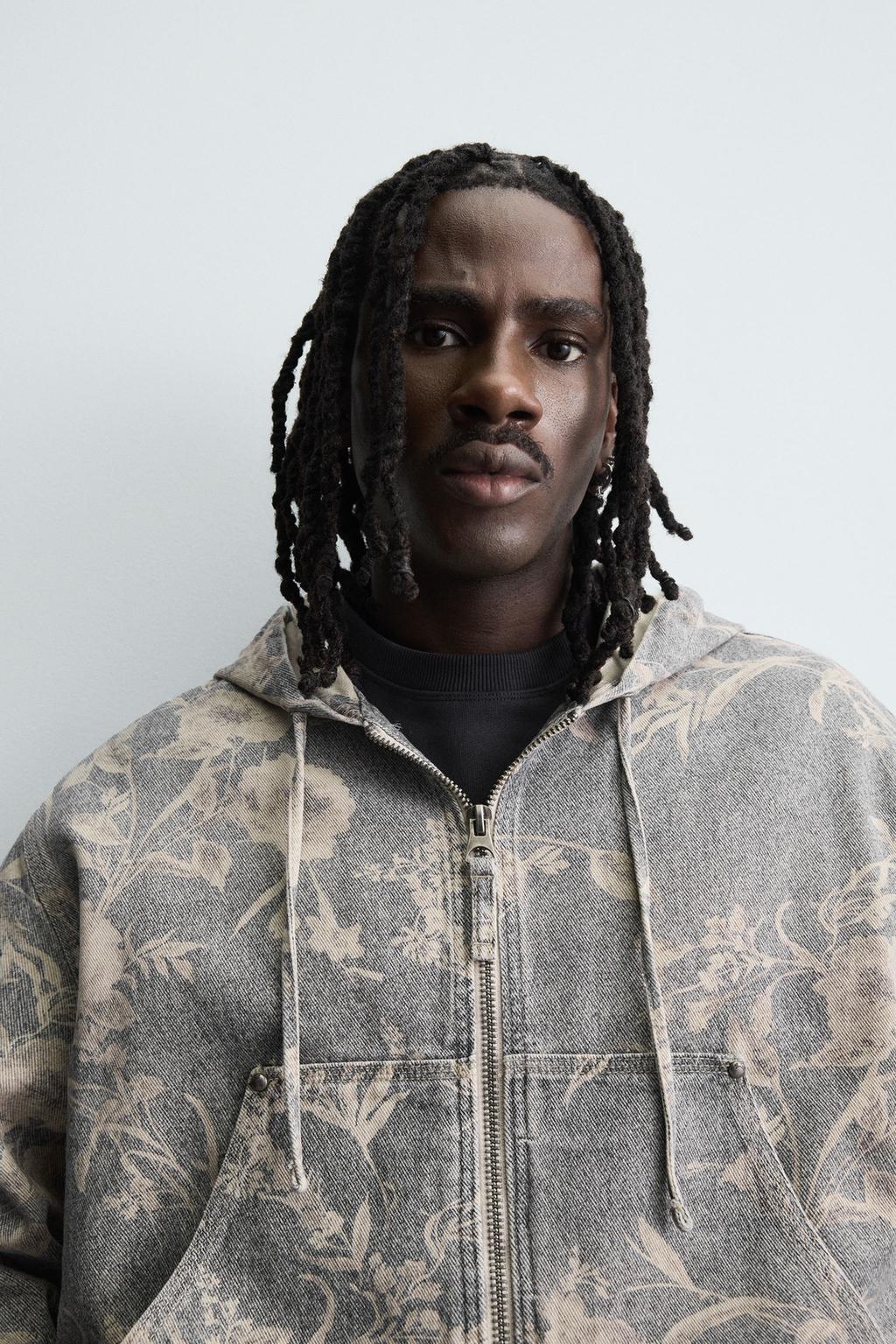 Джинсовая куртка с абстрактным принтом