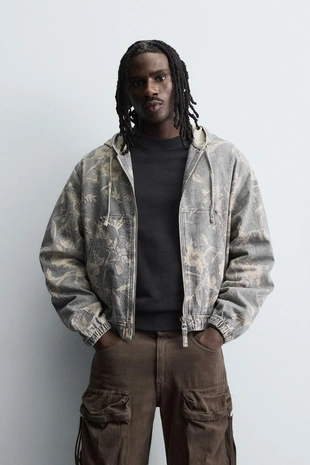 Джинсовая куртка с абстрактным принтом- Заказать в России