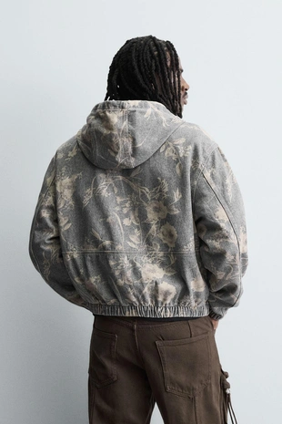 Джинсовая куртка с абстрактным принтом- Заказать в России