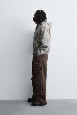 Джинсовая куртка с абстрактным принтом- Заказать в России