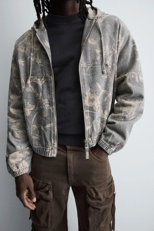 Джинсовая куртка с абстрактным принтом- Заказать в России