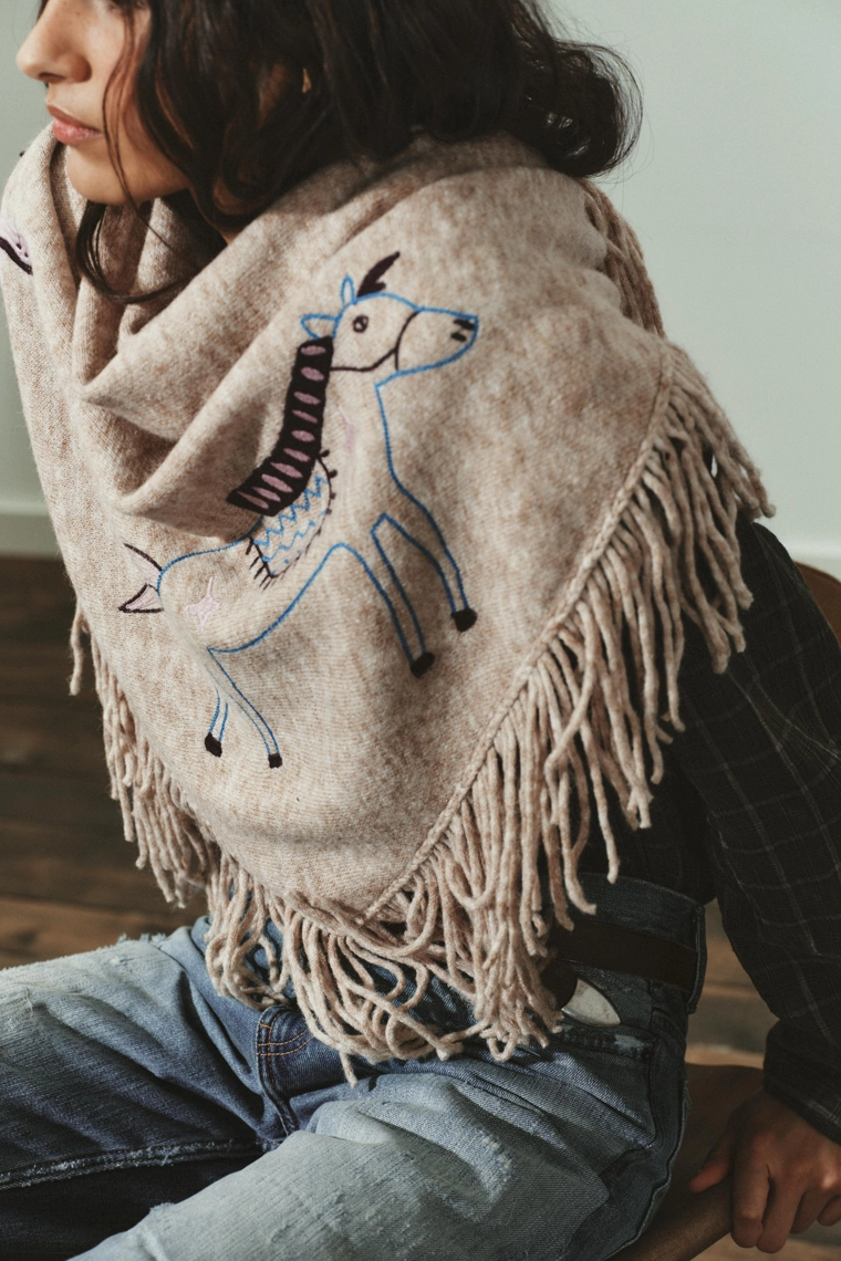 Шарф с вышивкой и кисточками