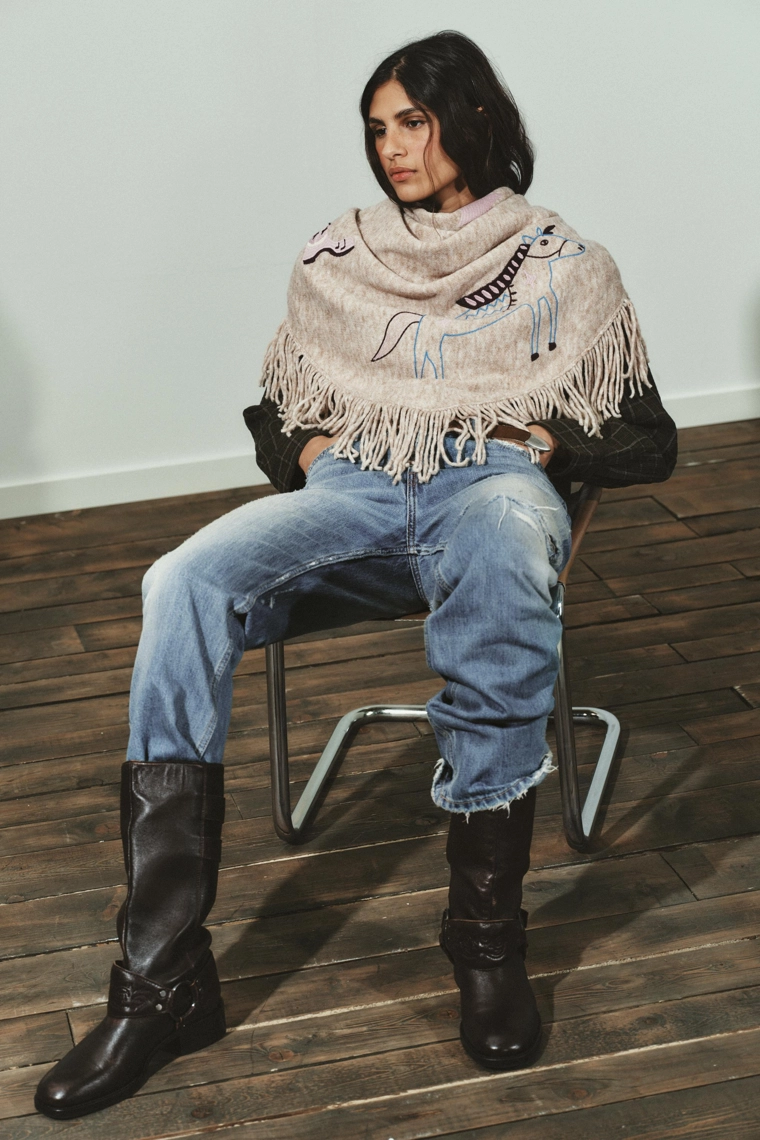 Шарф с вышивкой и кисточками