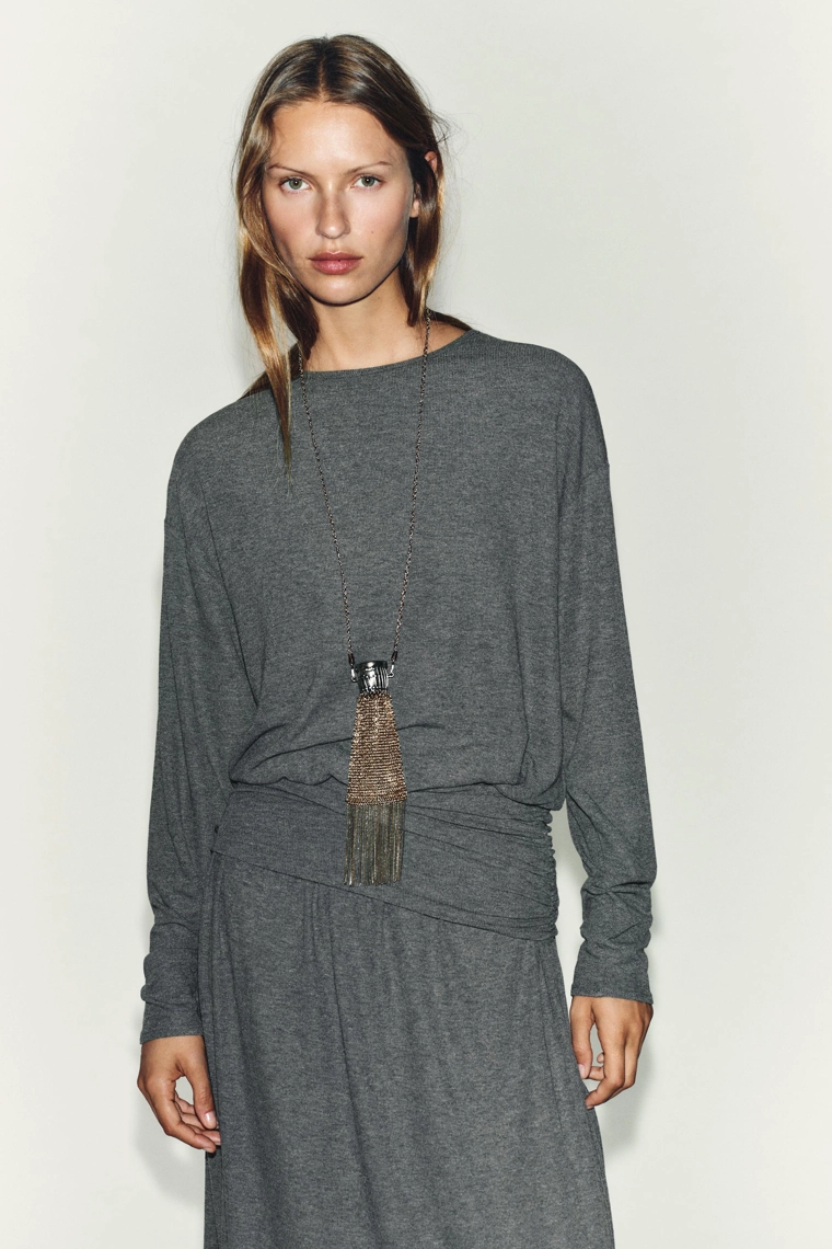 Мягкое платье с поясом