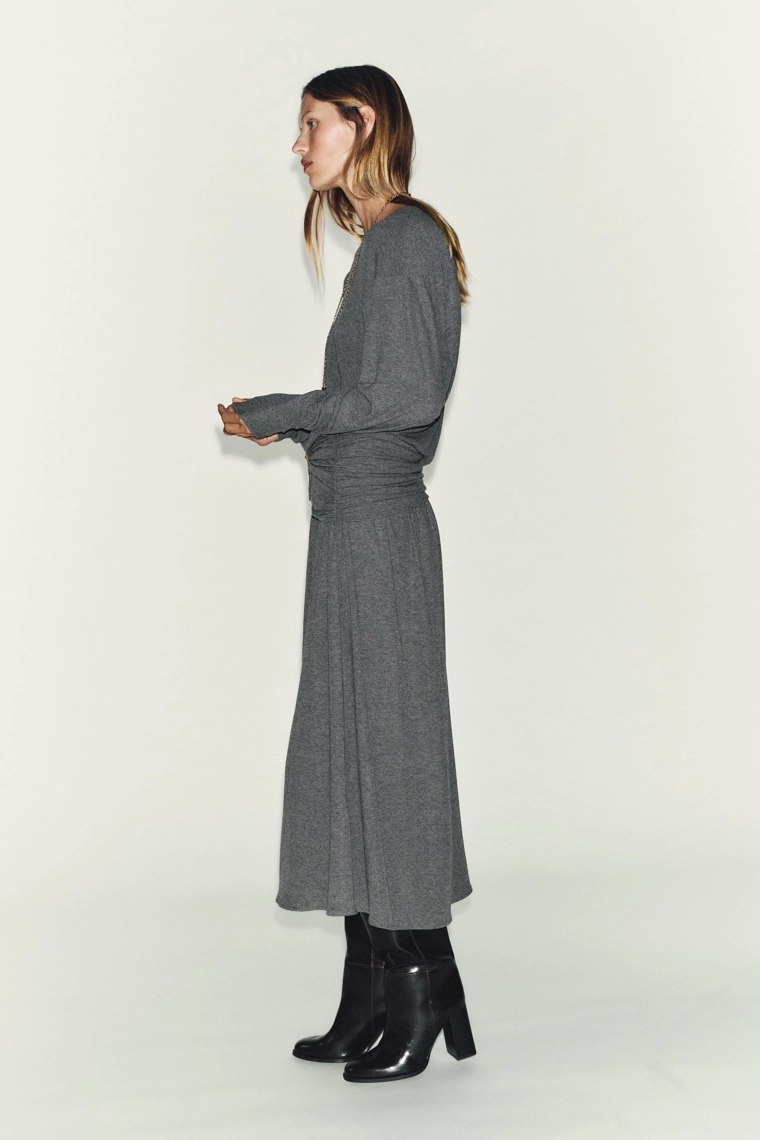 Мягкое платье с поясом