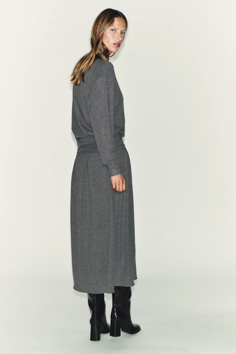 Мягкое платье с поясом