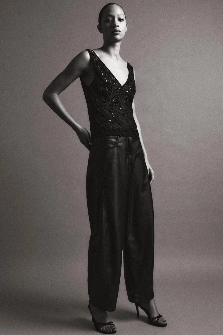 Топ с вышивкой и бисерными аппликациями из тюля