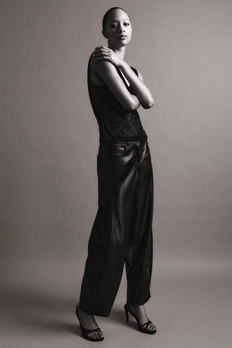 Топ с вышивкой и бисерными аппликациями из тюля