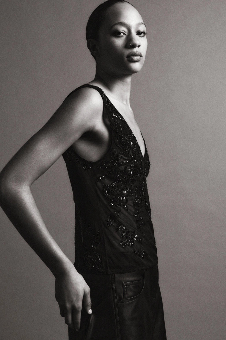 Топ с вышивкой и бисерными аппликациями из тюля