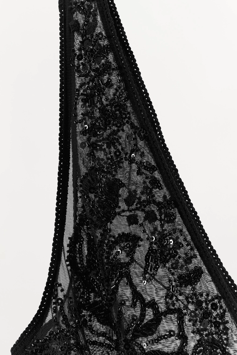 Топ с вышивкой и бисерными аппликациями из тюля