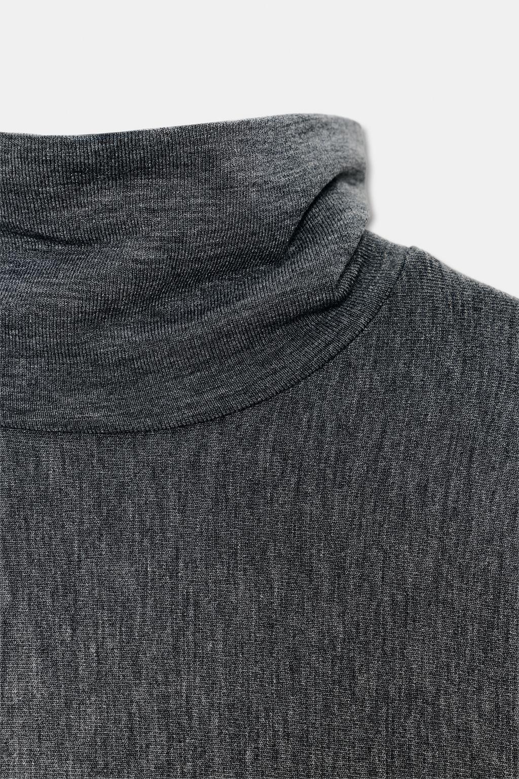 ФУТБОЛКА С ВОРОТНИКОМ-СТОЙКОЙ