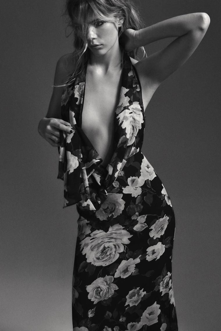 Длинное платье в цветочный принт с деталями на завязках