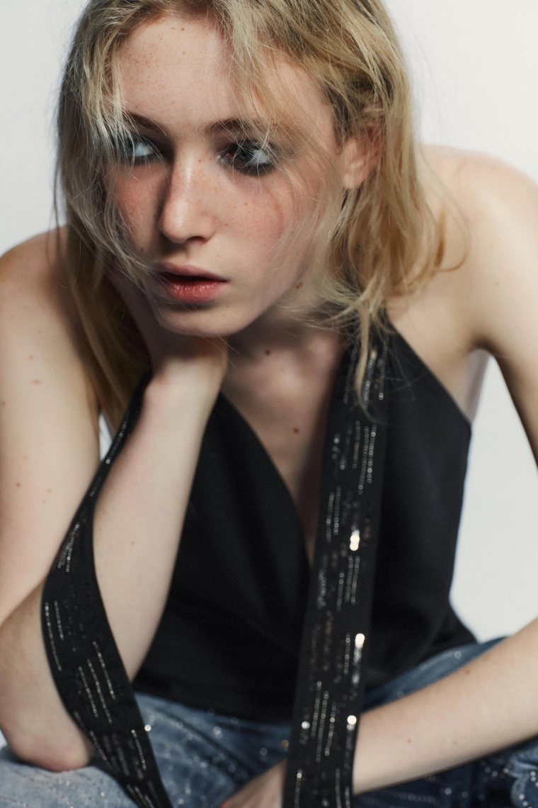 Топ-майка из атласа с подвесными бисерами