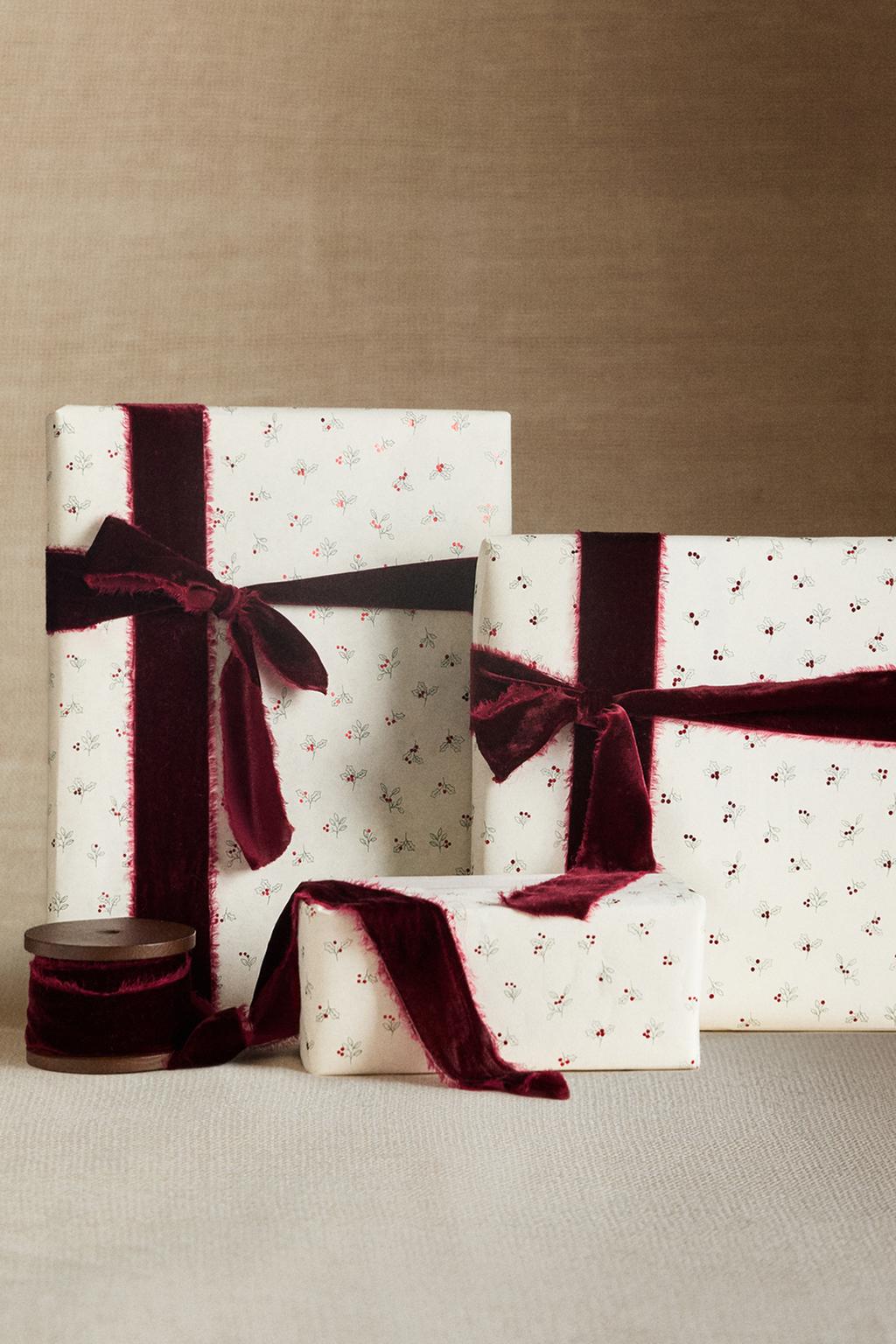 Блестящая упаковочная бумага для подарков на рождество с листьями