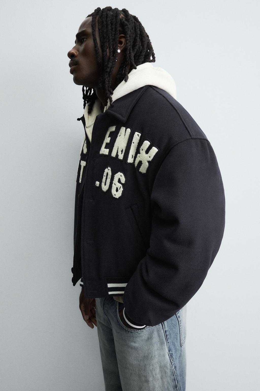 УТЕПЛЕННЫЙ БОМБЕР С НАШИВКАМИ