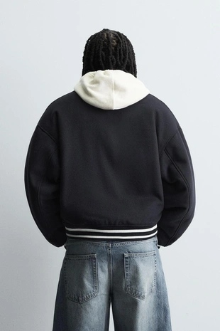 Утепленный бомбер с нашивками- Заказать в России