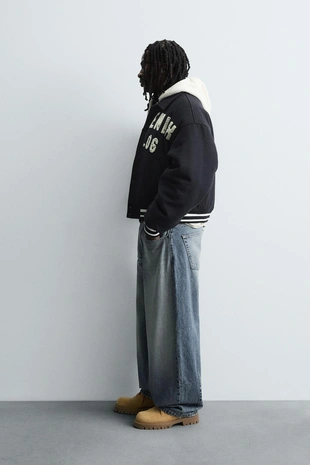 Утепленный бомбер с нашивками- Заказать в России