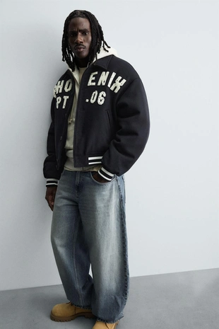 Утепленный бомбер с нашивками- Заказать в России