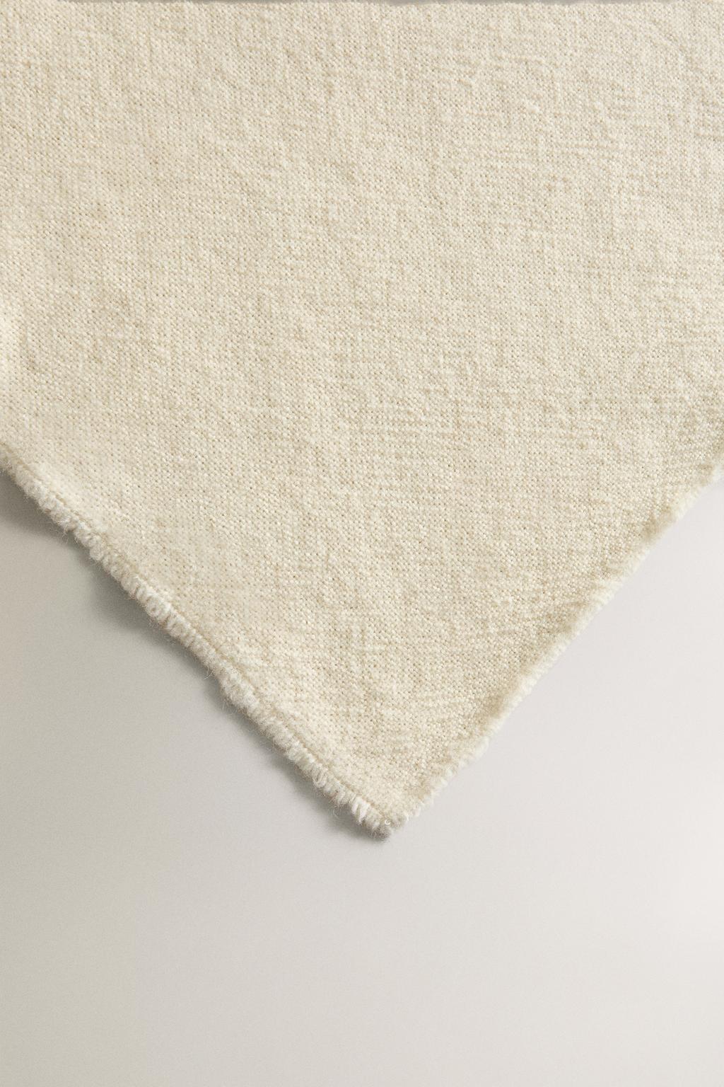 Плед с мягкой бахромой