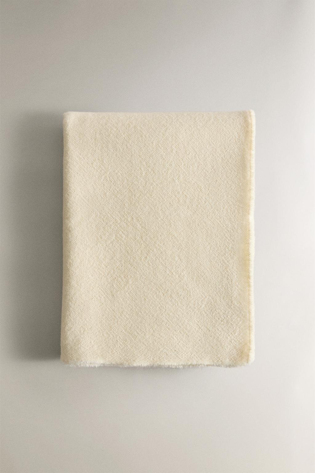 Плед с мягкой бахромой