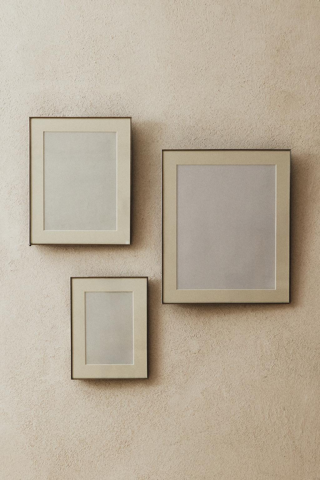 Фоторамка с тонкой серебристой рамкой