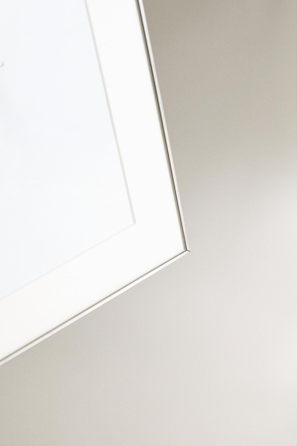 Фоторамка с тонкой серебристой рамкой
