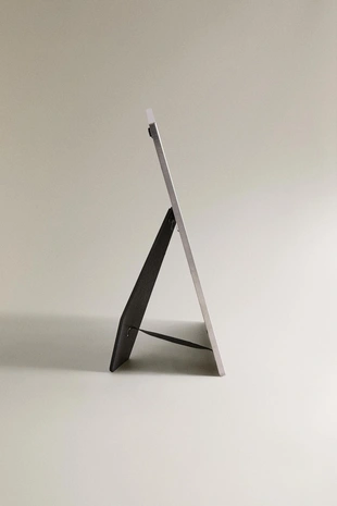 Фоторамка с тонкой серебристой рамкой- Заказать в России