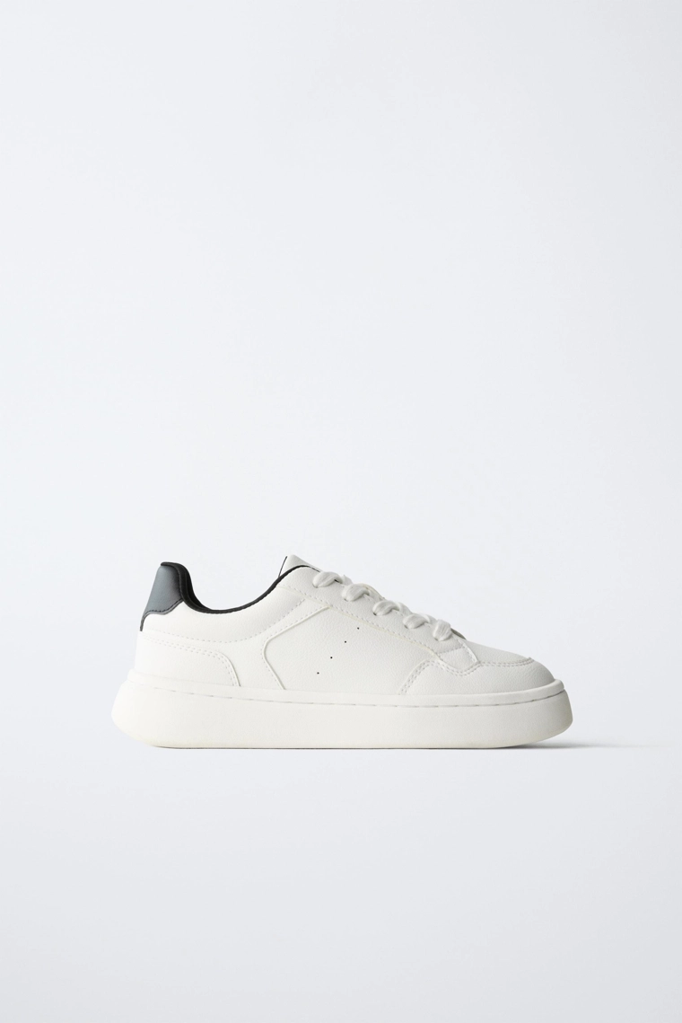 Кроссовки на массивной подошве