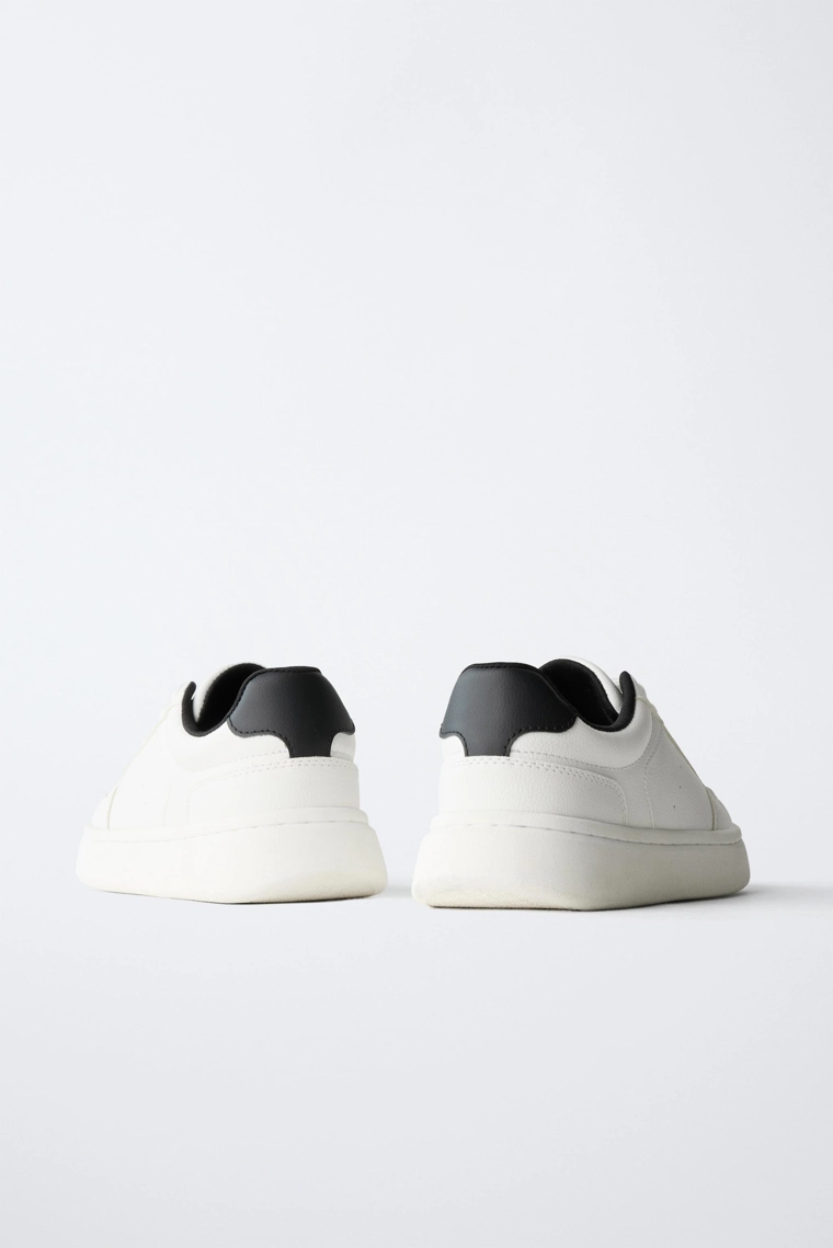 Кроссовки на массивной подошве