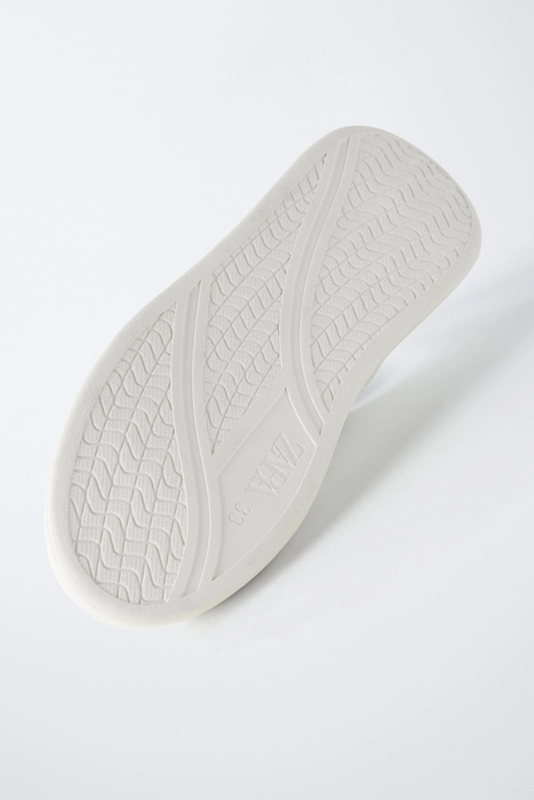 Кроссовки на массивной подошве