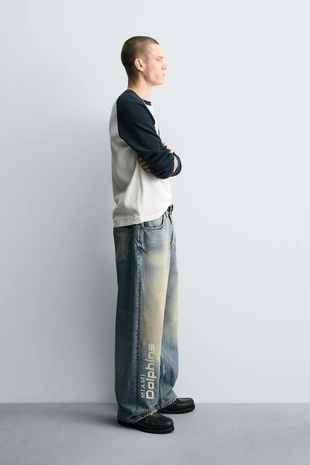 Джинсы RELAXED FIT с вышивкой NFL MIAMI DOLPHINS- Заказать в России