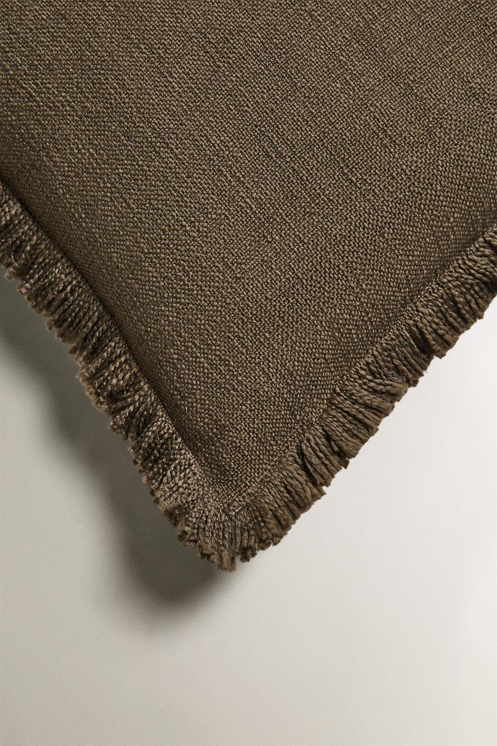 Подушка с бахромой