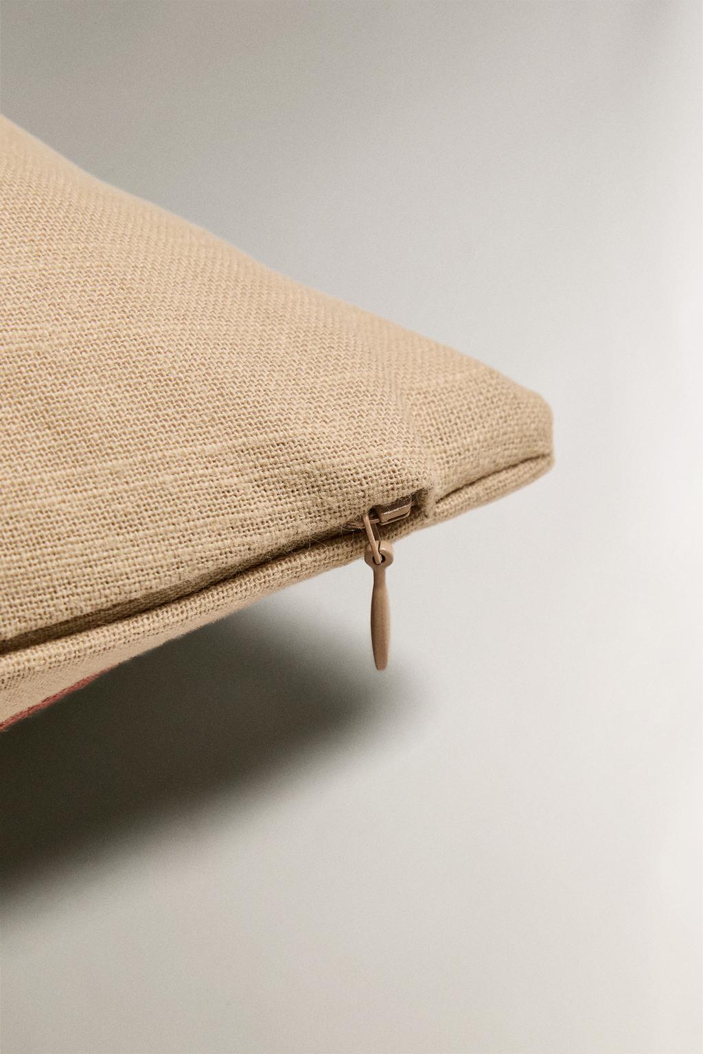 Чехол на подушку с цветочным торчеством