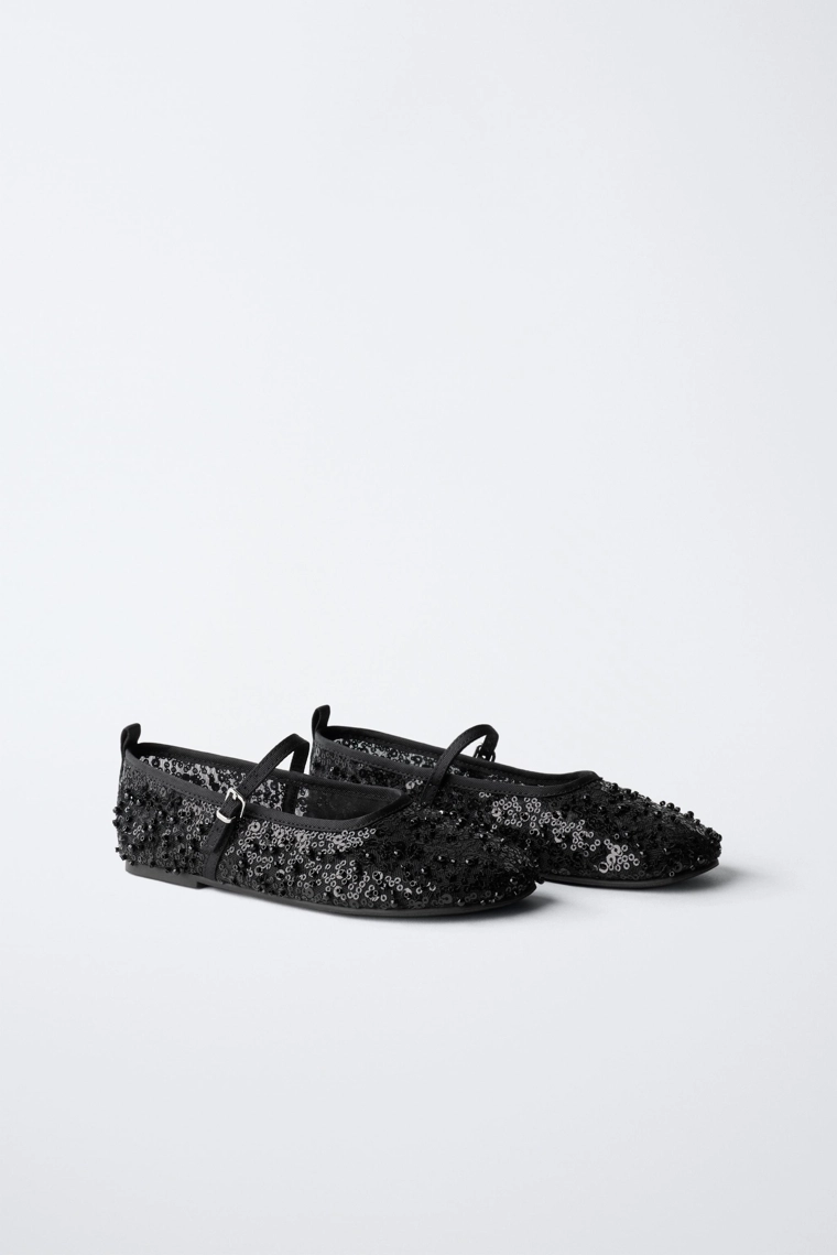 Балетки с жемчужными деталями и пряжкой