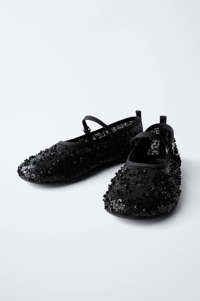 Балетки с жемчужными деталями и пряжкой