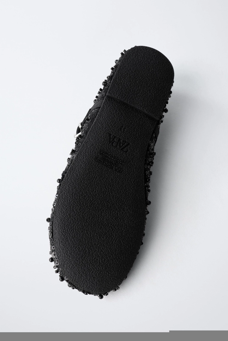 Балетки с жемчужными деталями и пряжкой