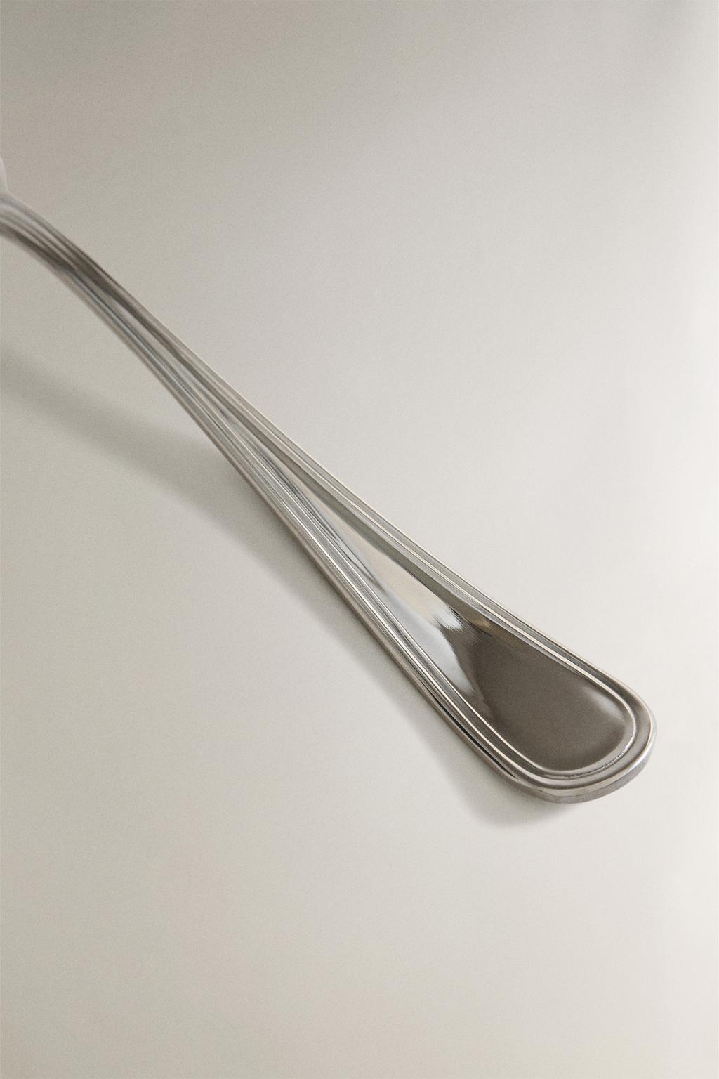 Блестящий стальной вилы