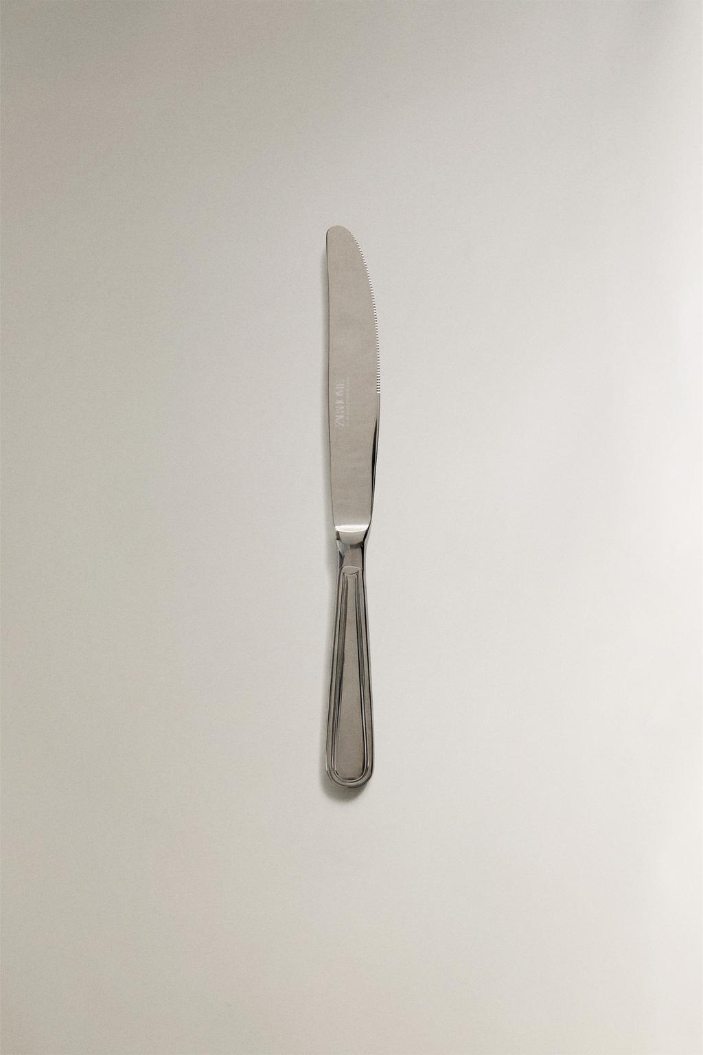 Блестящий стальной нож