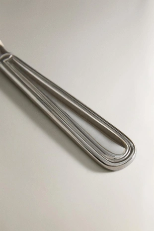 Блестящий стальной нож- Заказать в России