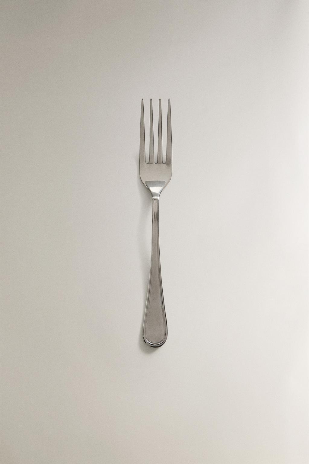 Блестящий стальной сервировочный вилы