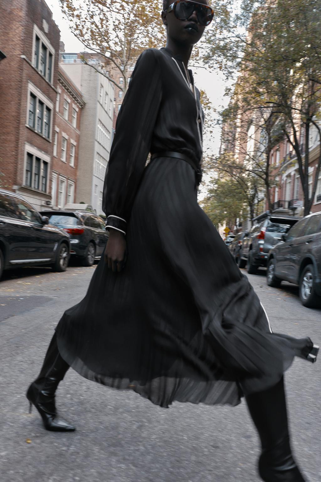 ПЛАТЬЕ МИДИ ПЛИССИРОВАННОЕ С РЕМНЕМ И КОНТРАСТНОЙ ОТДЕЛКОЙ