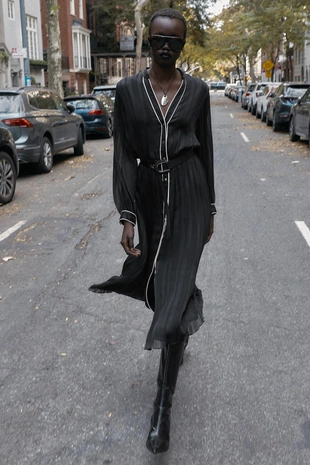 Платье миди плиссированное с ремнем и контрастной отделкой- Заказать в России