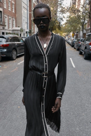 Платье миди плиссированное с ремнем и контрастной отделкой- Заказать в России