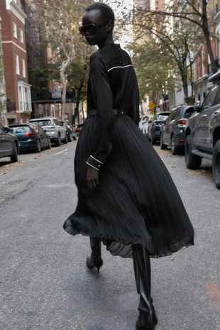 Платье миди плиссированное с ремнем и контрастной отделкой- Заказать в России